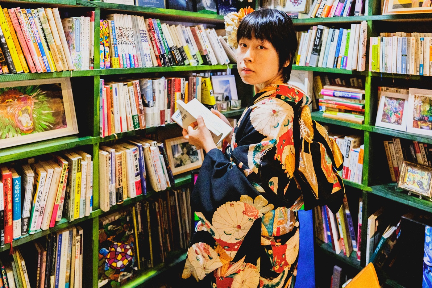 本屋で振袖撮影